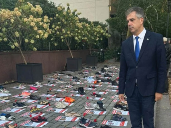 220 pares de zapatos: Eli Cohen visita la exposición «Tráiganlos a casa» en Nueva York