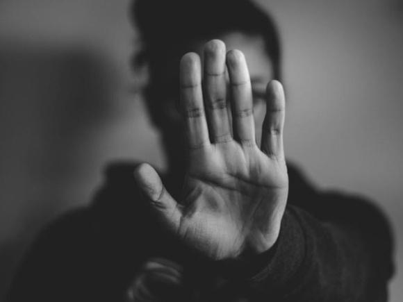 ¿Cómo sé si estoy en una relación emocionalmente abusiva?