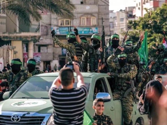El hijo del cofundador de Hamás advierte sobre el adoctrinamiento de niños en Gaza por parte del grupo terrorista