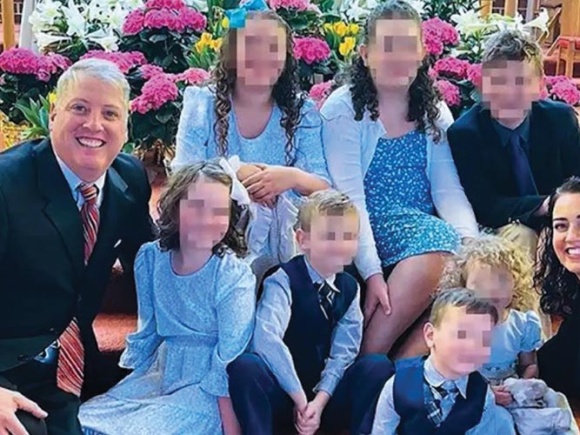 Activista provida Mark Houck y su esposa demandan al Departamento de Justicia y revelan 3 abortos espontáneos desde la “maliciosa” redada del FBI