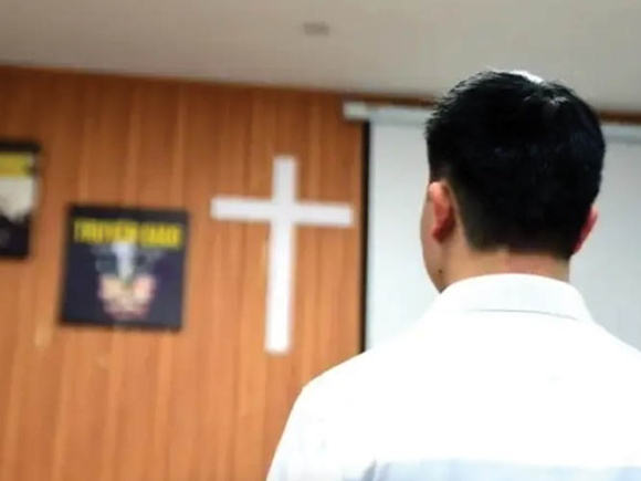 Hijo golpea a su padre de 60 años por convertirse a Jesús