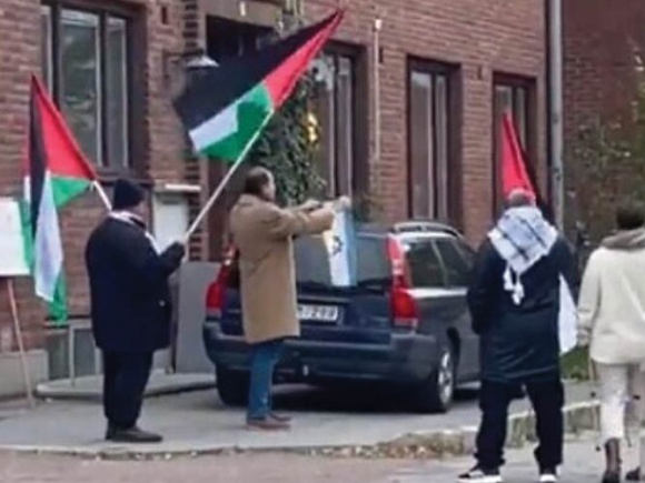 Manifestantes gritan “bombardeen a Israel” y queman banderas frente a una sinagoga en Suecia