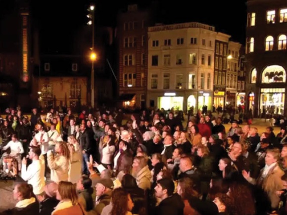 Más de 100 personas se reúnen para adorar en una plaza de Ámsterdam