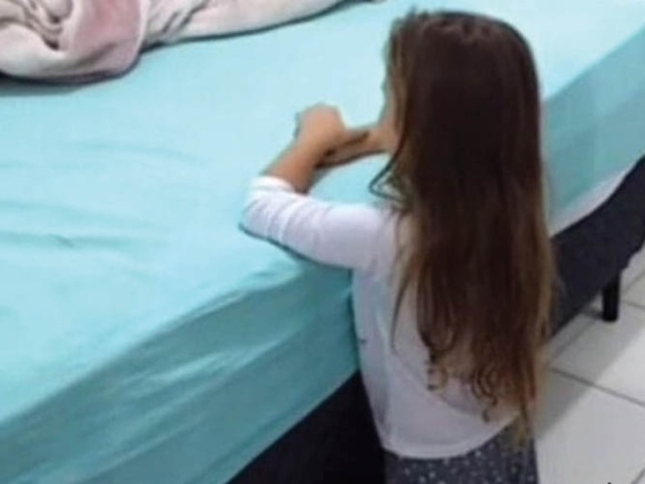De rodillas y junto a su Biblia, una niña llora y pide: “Espíritu Santo, enséñame a orar”
