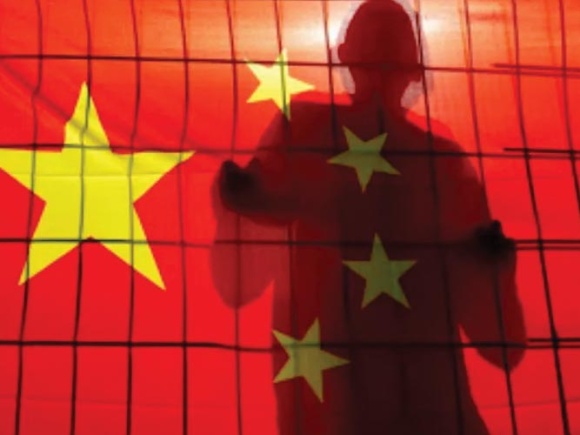 Nueva ley en China somete las instituciones cristianas al control policial
