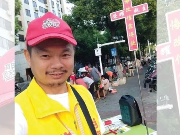 Liberado de las drogas, un predicador callejero se niega a dejar de predicar en China