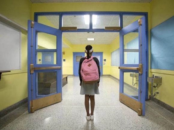Distrito escolar bajo investigación después de que estudiante trans expusiera genitales a niñas