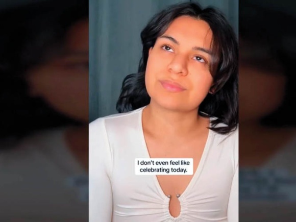 Mujer joven rompe a llorar por el trauma transgénero, dice que la unidad de psiquiatría pasó por alto las ‘banderas rojas’