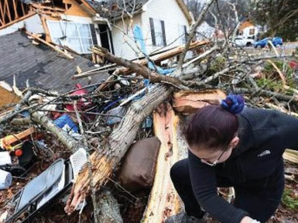 Tornado de Tennesse golpea una iglesia con docenas de personas adentro