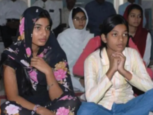 Misioneros en Pakistán usan la Biblia para alfabetizar a mujeres