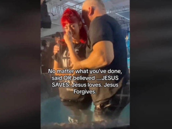Modelo de Onlyfans deja atrás su carrera después de encontrar a Jesús y se bautiza