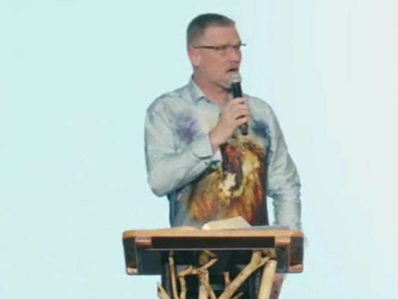 El pastor Greg Locke declara que el cristianismo está “bajo ataque” en EE. UU. después de que 200 Biblias fueran incendiadas cerca de una iglesia