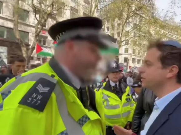 La policía de Londres amenaza con arrestar a un judío por “violar la paz”