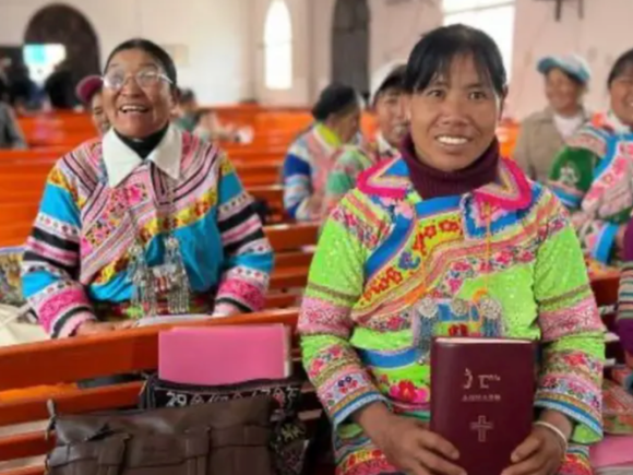 Una comunidad en China recibe la Biblia traducida por primera vez después de 100 años