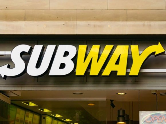 Empleada de Subway niega servicio a predicador con camiseta que denunciaba la homosexualidad