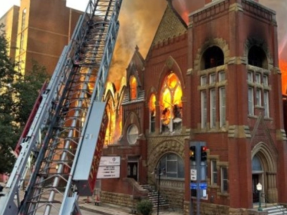 “Satanás no puede destruirnos”, dicen miembros de una iglesia bautista destruida por un incendio