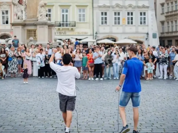 Jóvenes evangelizan a miles de personas en Praga