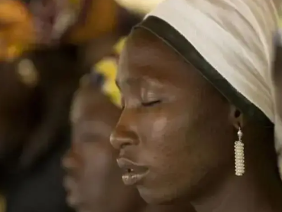 Padre musulmán quema a su hija después de que ella aceptó a Jesús en Uganda