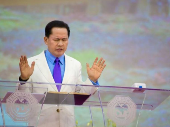 Pastor Apollo Quiboloy se enfrenta con la policía filipina por presunto tráfico sexual de menores