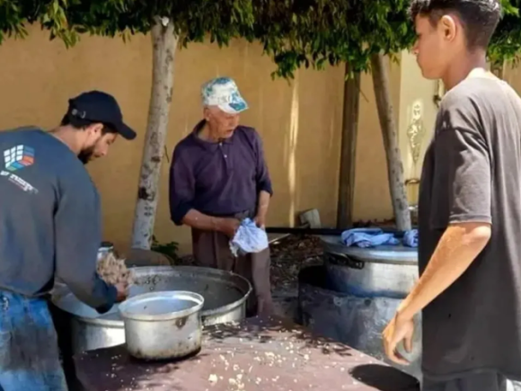Cristianos egipcios ofrecen comida y agua a los palestinos que huyen de Gaza