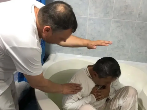 Un pastor es testigo del bautismo de la casta hindú más alta de la India