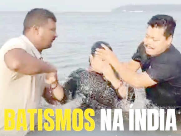 Misioneros brasileños bautizan a nuevos conversos en la India